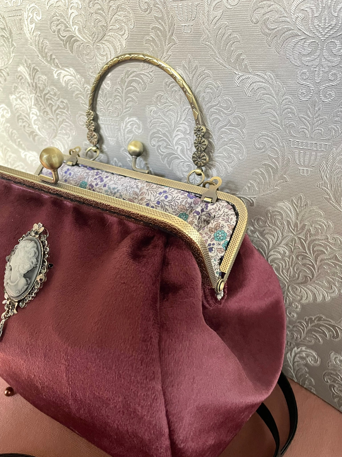 Vue rapprochée du fermoir ouvert couleur bronze et doublure coton fleurie mauve turquoise sac lie de vin Le Comptoir de Suzanne