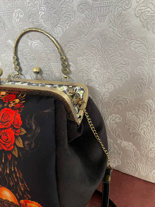 Vue de profil du sac rétro en velours noir avec fermoir couleur bronze Le Comptoir de Suzanne