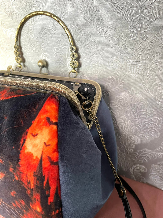 Vue de profil sac rétro chat des deux mondes et poignée couleur bronze Le Comptoir de Suzanne