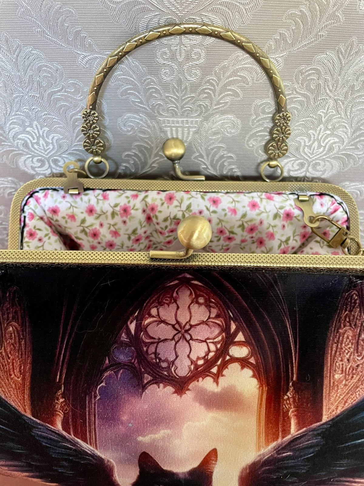 Vue rapprochée du fermoir ouvert couleur bronze et doublure coton fleurie rose sac chat noir Le Comptoir de Suzanne