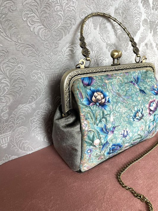 Vue de profil sac retro en velours vert de gris et sa chainette. Le Comptoir de Suzanne
