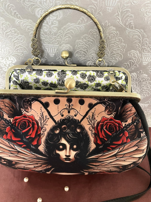 Vue rapprochée du fermoir ouvert couleur bronze et doublure coton roses noires sac femme abeille Le Comptoir de Suzanne