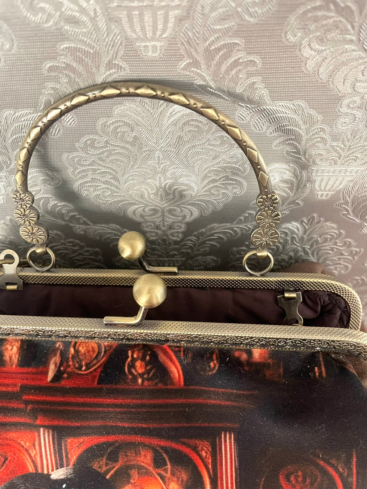 Sac Rétro à Fermoir Le Corbeau Mystique – Velours Marron Fait Main