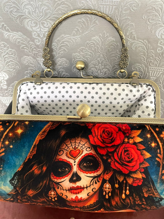 Vue rapprochée du fermoir ouvert couleur bronze et doublure coton géométrique noire et blanche sac La Catrina Le Comptoir de Suzanne