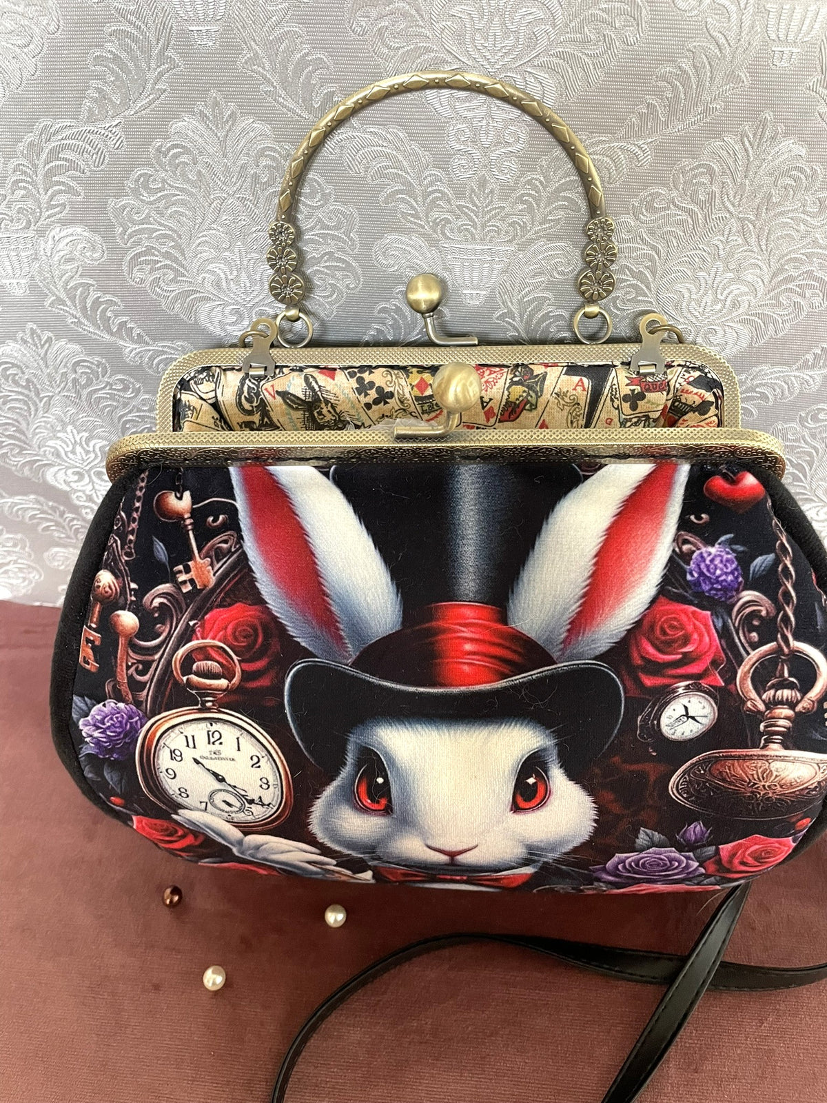 Vue du fermoir couleur bronze ouvert et de la doublure coton cartes à jouer Alice sac noir Le Comptoir de Suzanne