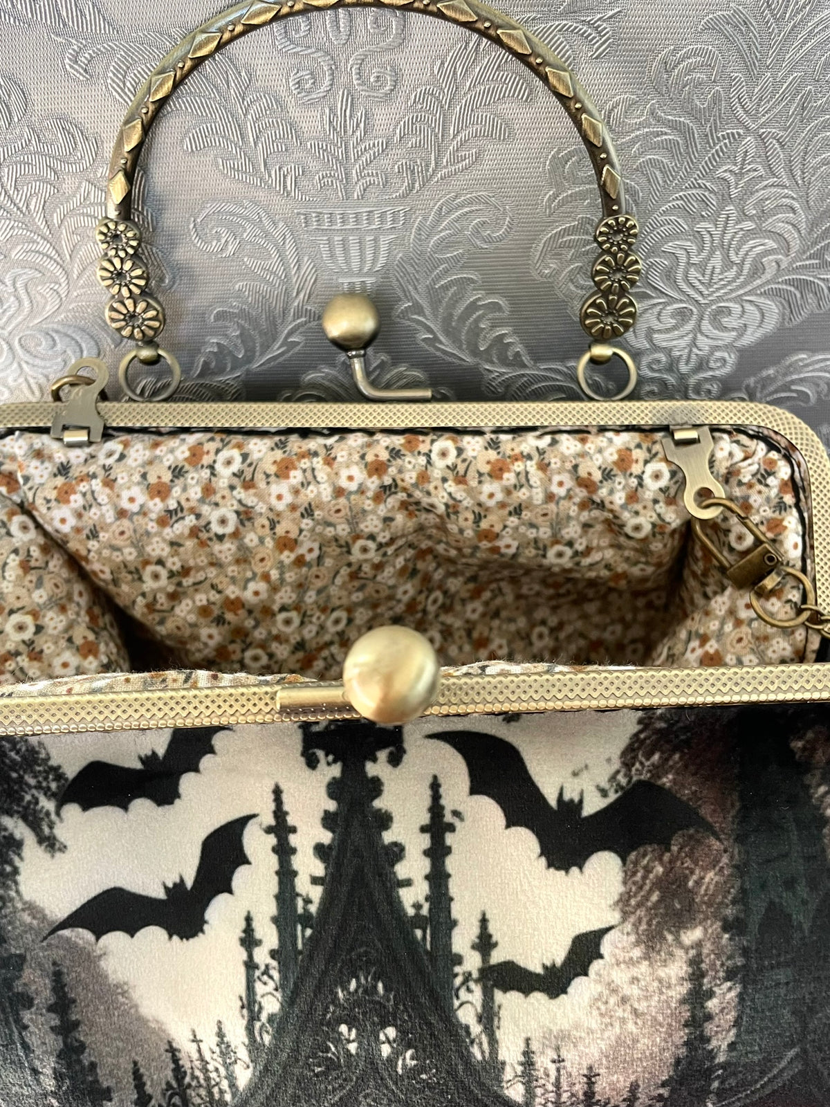 Vue ouverte sac rétro en velours noir et doublure fleurie vintage Le Comptoir de Suzanne