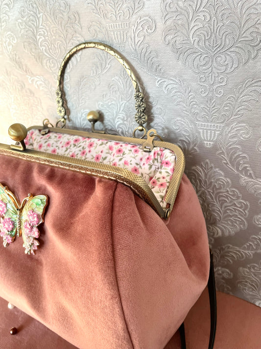 Vue de profil sac rétro papillon fleuri et poignée couleur bronze Le Comptoir de Suzanne
