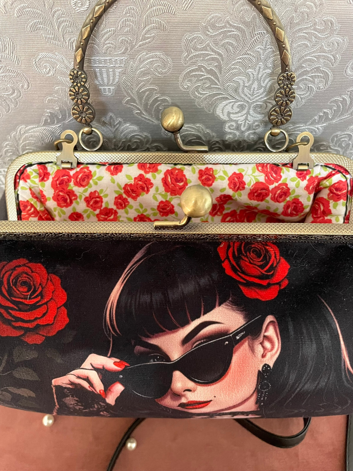 Vue ouverte sac rétro en velours noir et doublure de roses