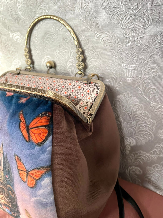 Vue de profil sac rétro rêve de papillons et poignée couleur bronze Le Comptoir de Suzanne