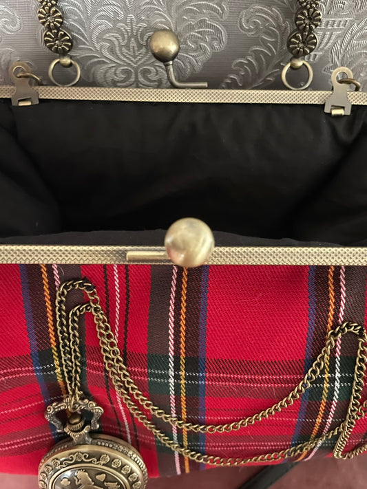 Vue rapprochée du fermoir ouvert couleur bronze et de la doublure coton noir uni sac tartan Le Comptoir de Suzanne