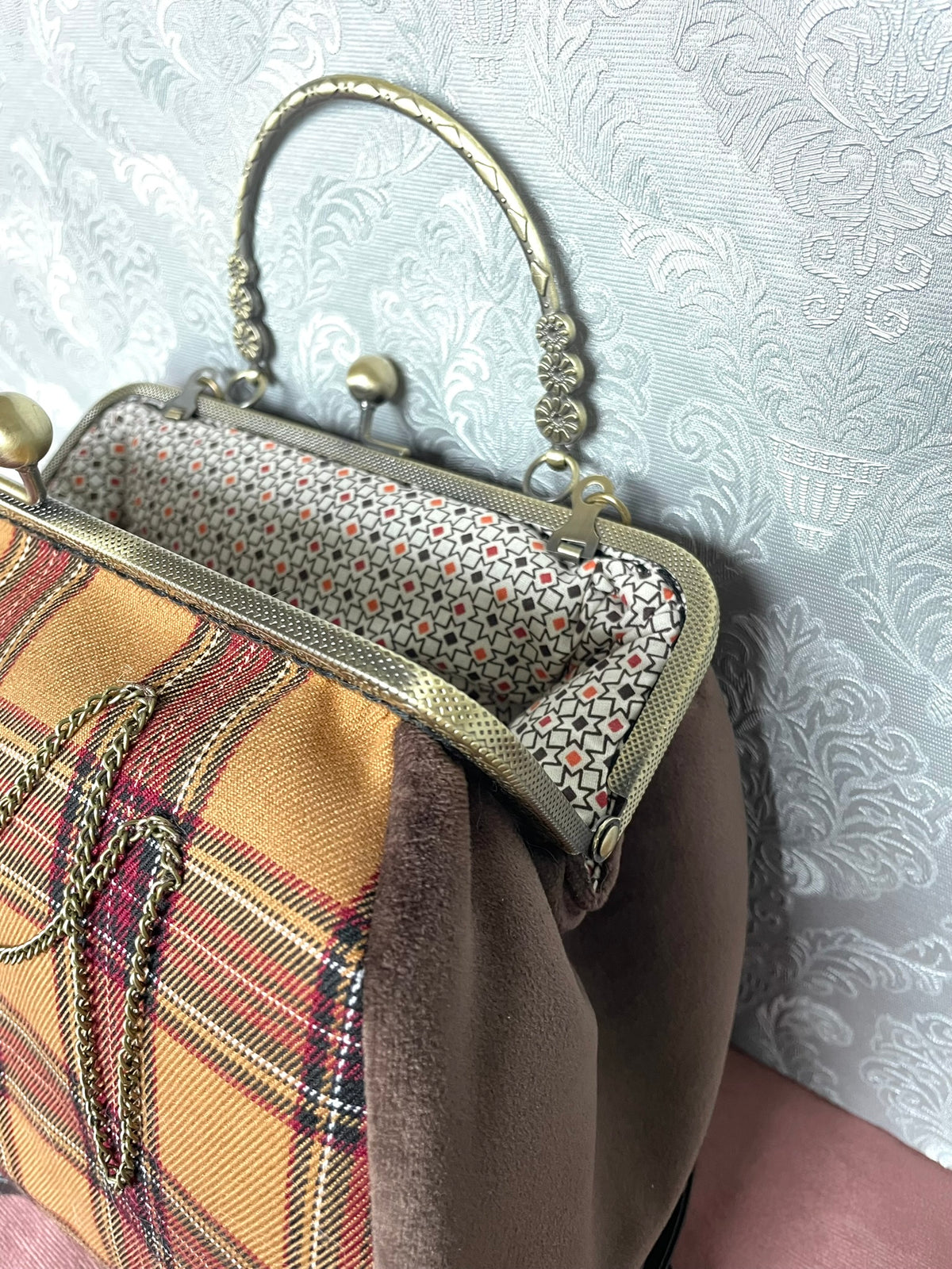 Vue du fermoir ouvert couleur bronze et doublure coton géométrique sac tartan ocre Le Comptoir de Suzanne