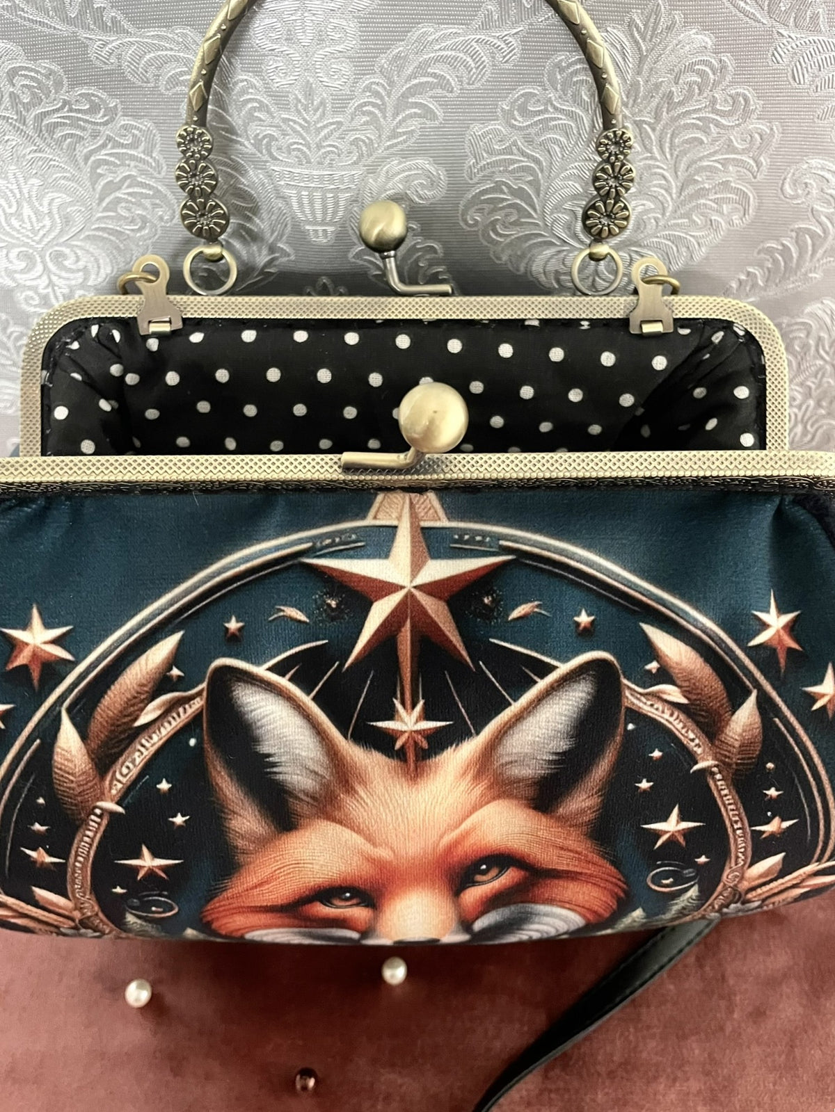 Vue de l'ouverture du sac rétro renard céleste montrant la doublure en coton noir à pois blancs et le fermoir