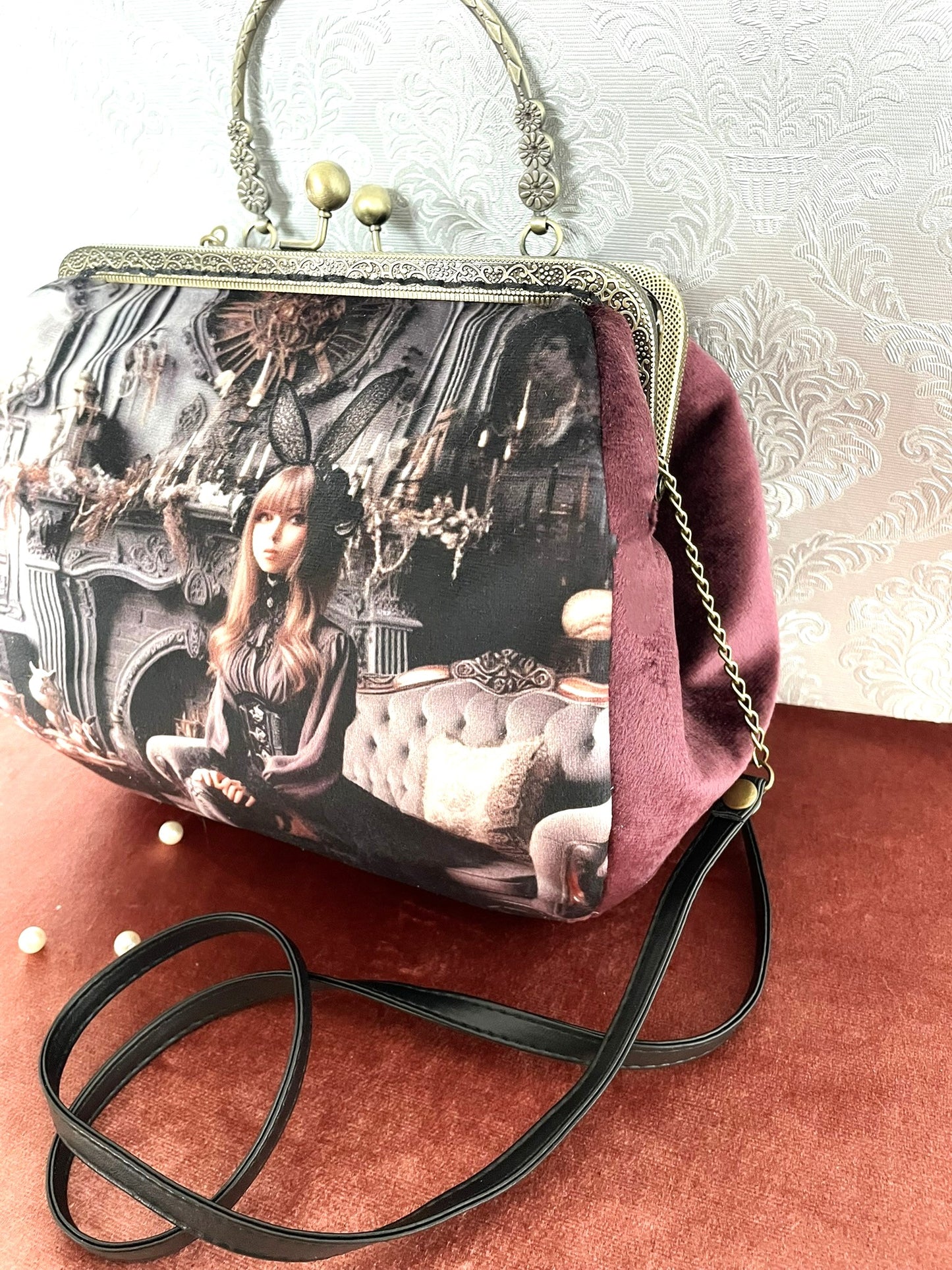 Illustration victorienne baroque sur sac à main rétro avec fermoir bronze vieilli.