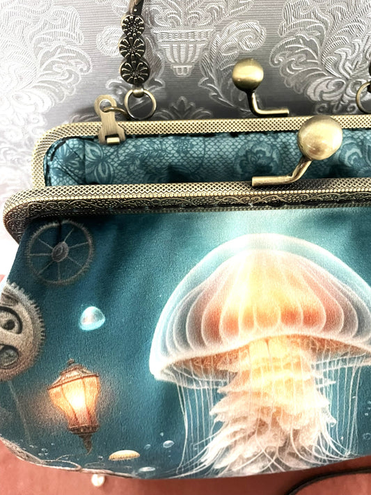 Gros plan doublure bleue motifs dentelle et fermoir vintage bronze