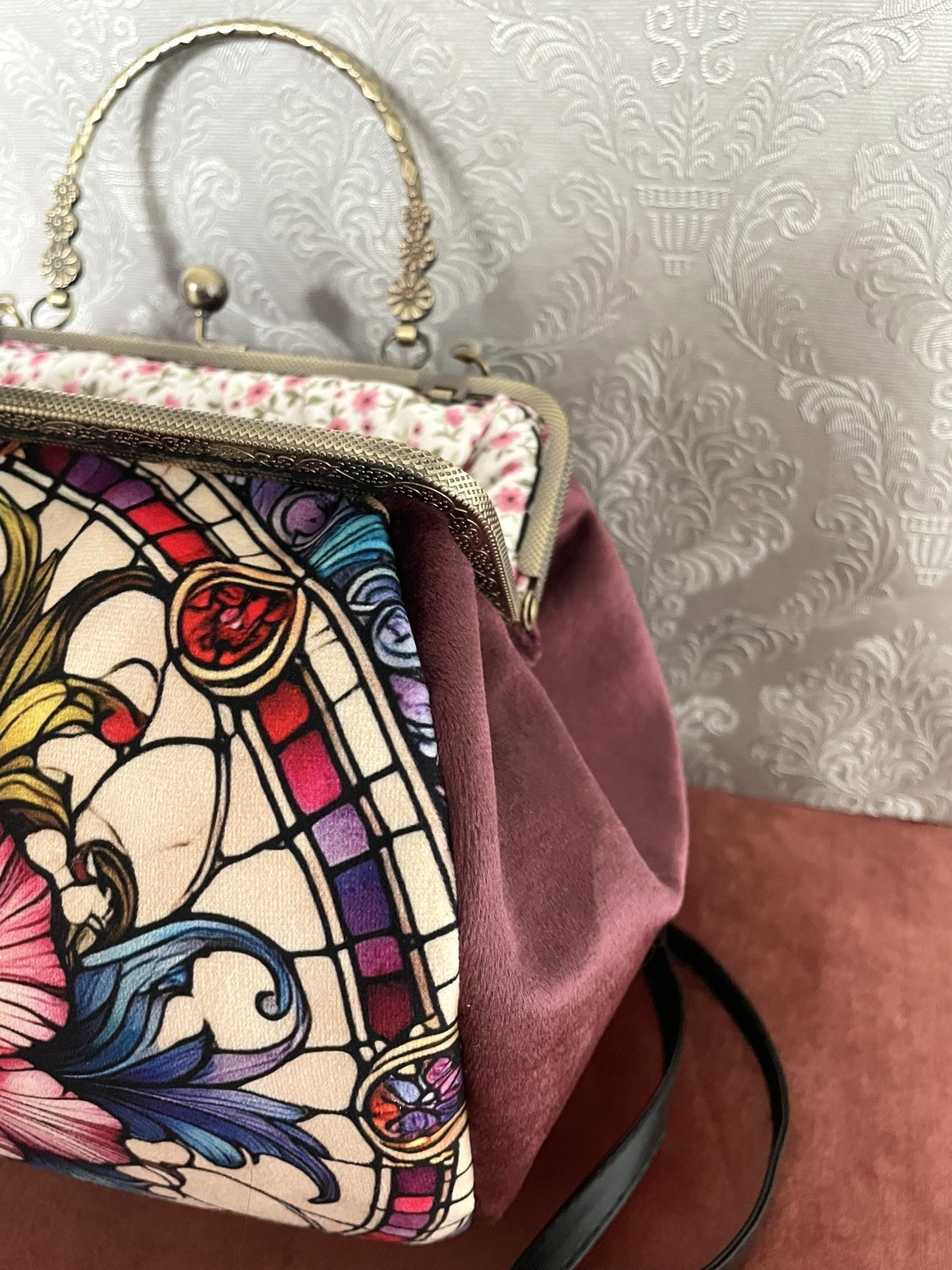 Détail côté sac velours prune et motif vitrail coloré