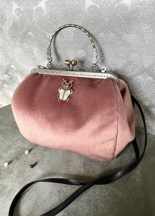 Détail poignée ciselée et fermoir effet bronze style ancien