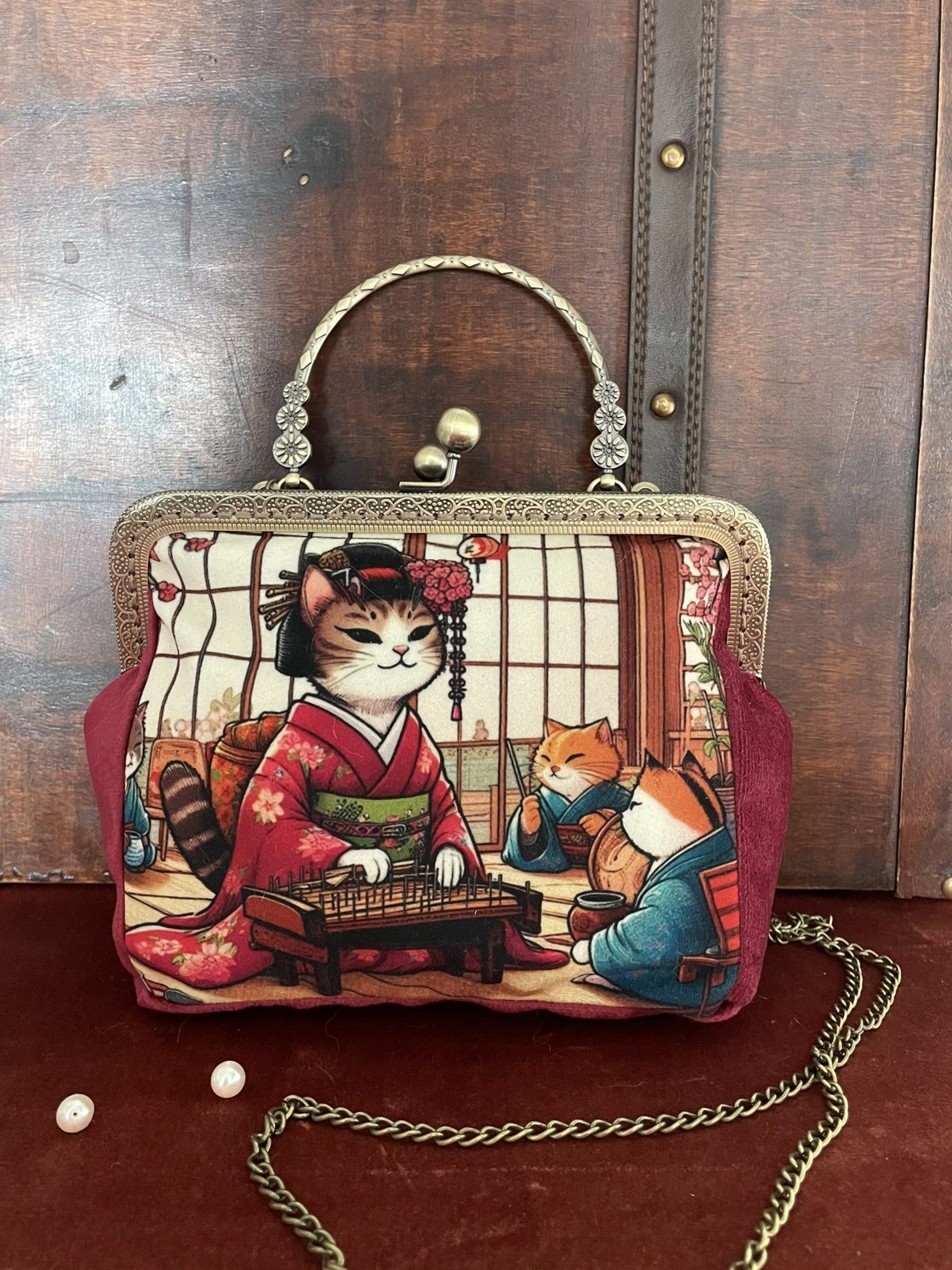 Détail de l'estampe textile représentant des chats musiciens dans un décor nippon.