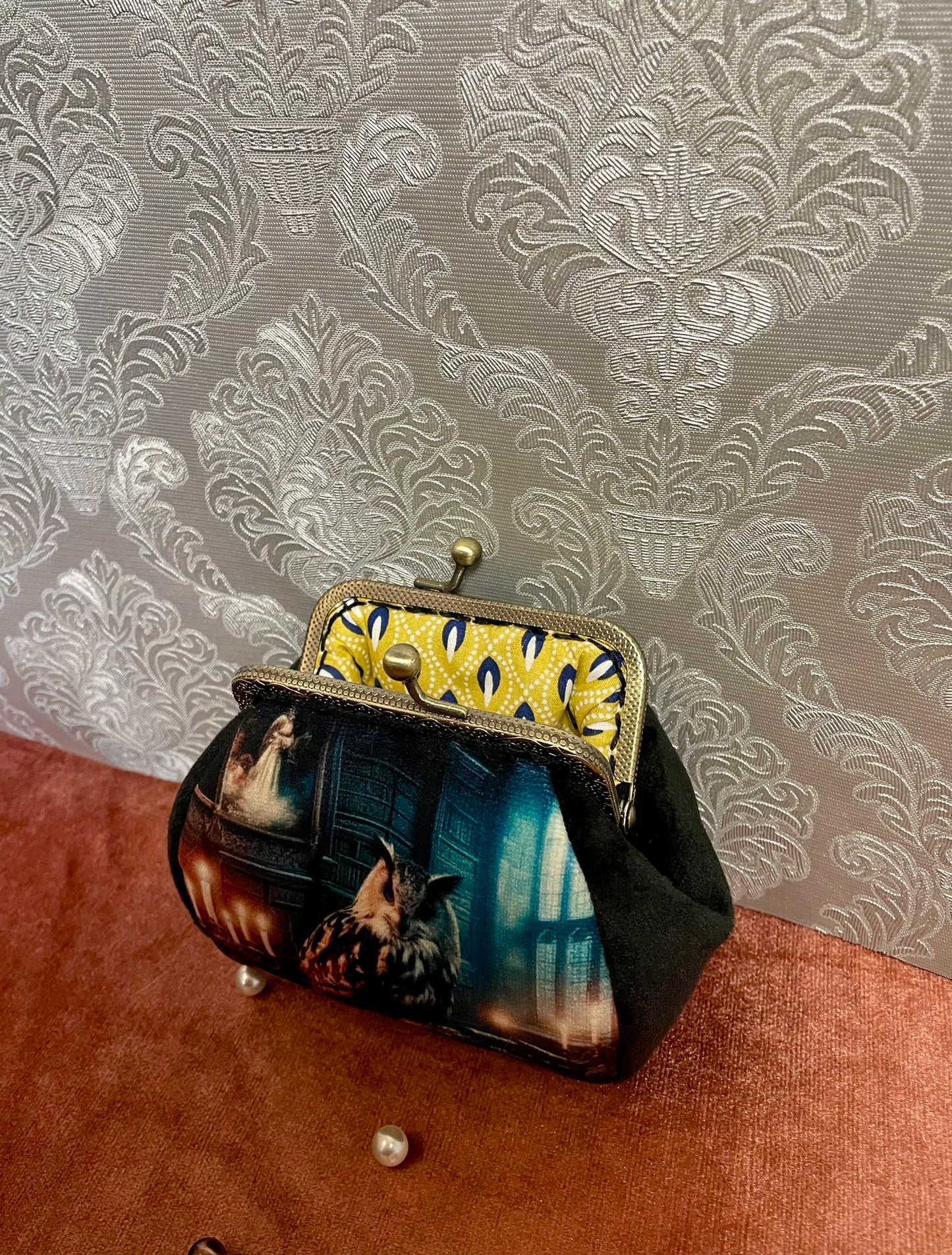 Zoom sur la texture du velours noir et les finitions de couture artisanale