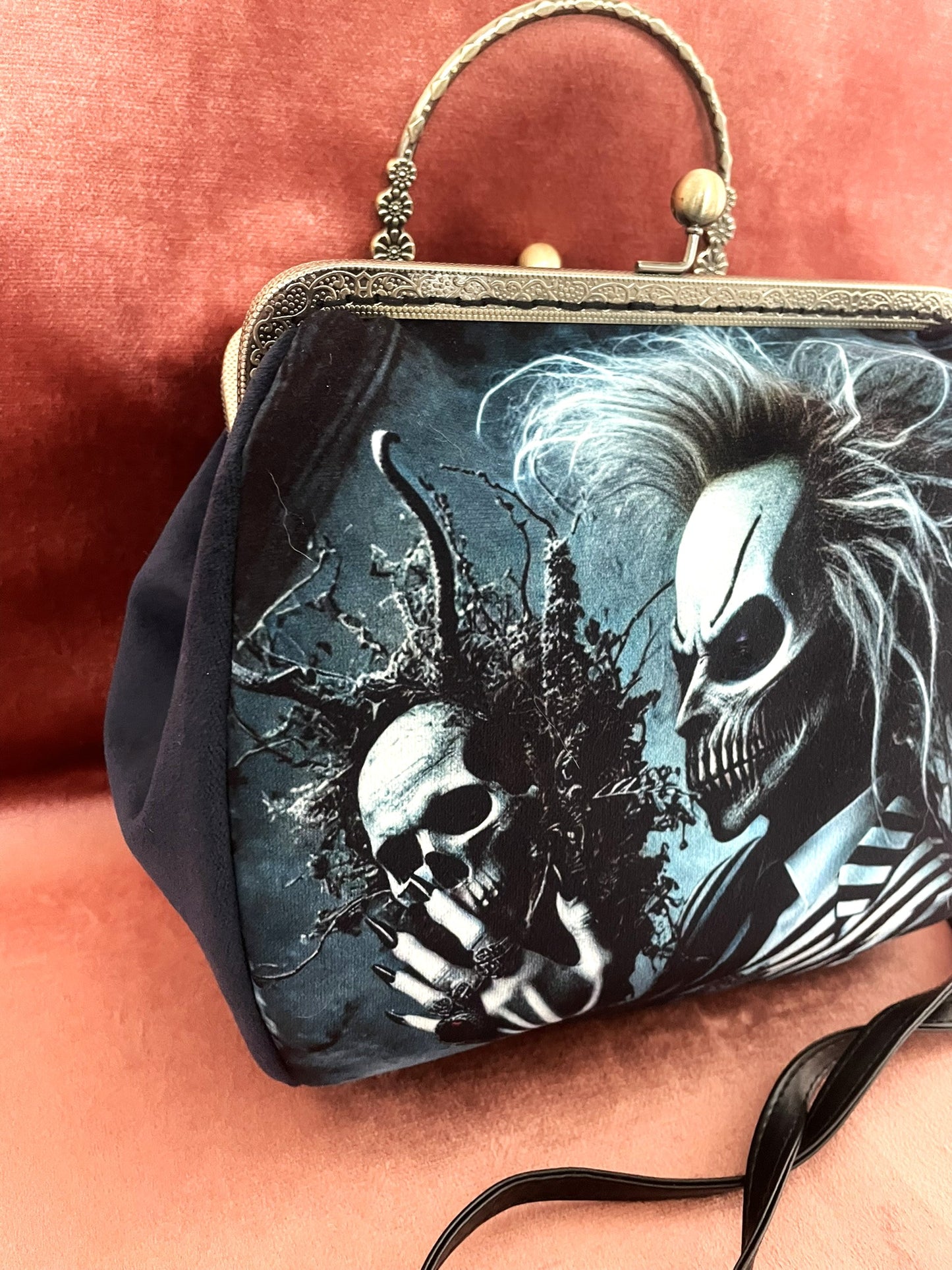 Sac Gothique Crane et Silhouette Spectrale – Accessoire Baroque en Velours Bleu Nuit- sac rétro dans un style beetle