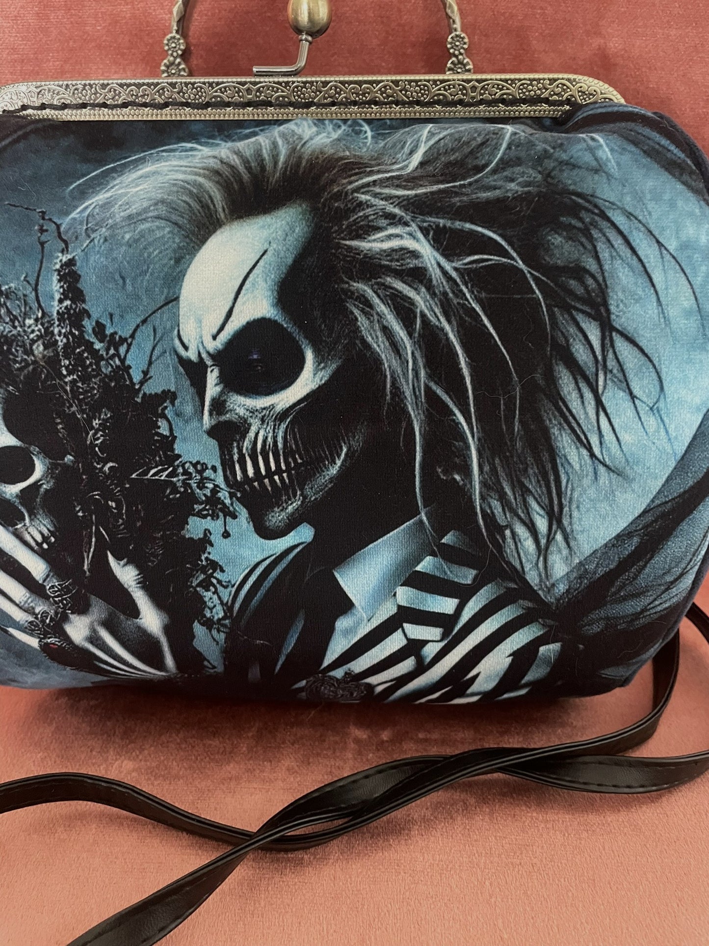 Sac Gothique Crane et Silhouette Spectrale – Accessoire Baroque en Velours Bleu Nuit- sac rétro dans un style beetle