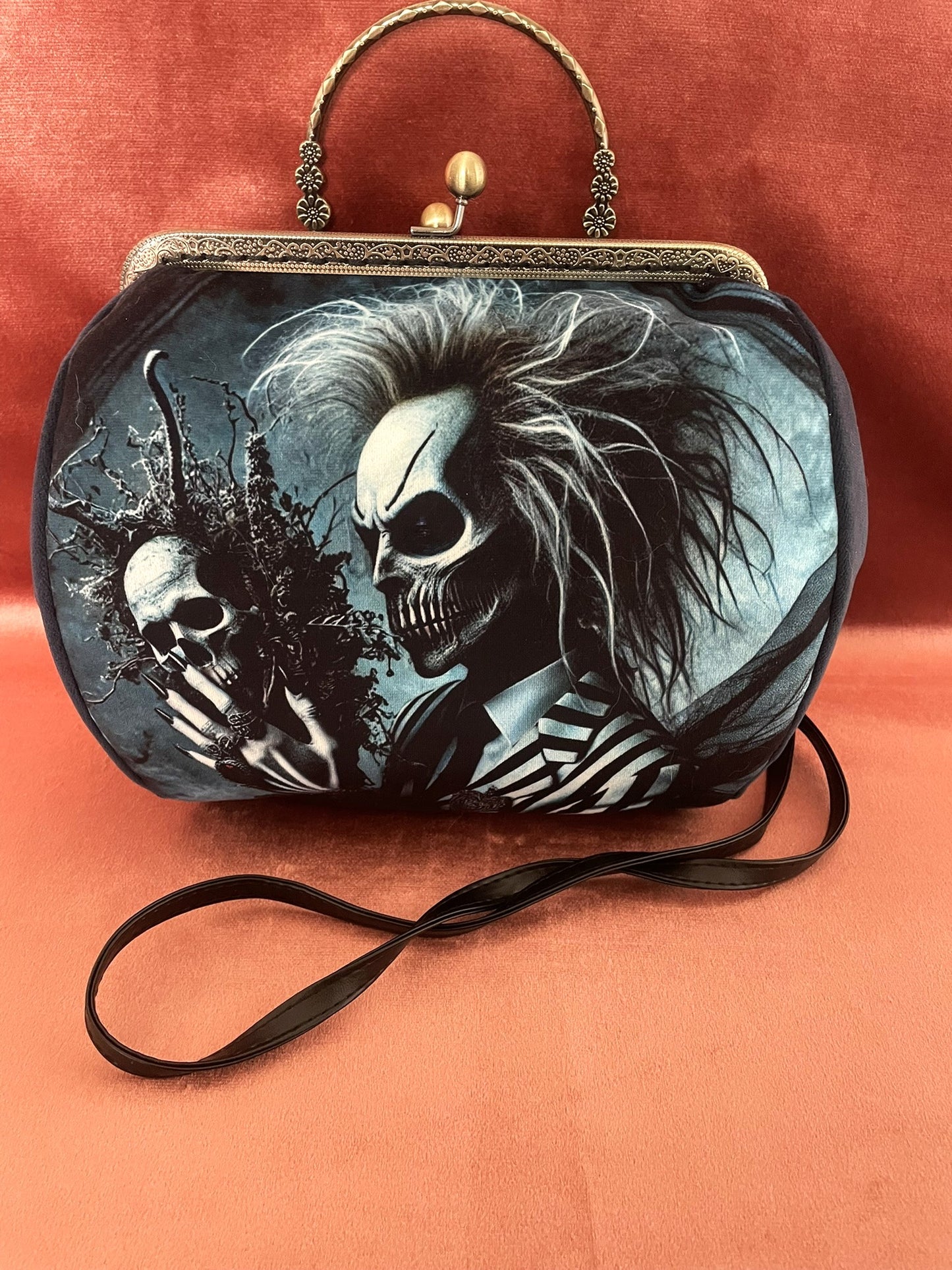 Sac Gothique Crane et Silhouette Spectrale – Accessoire Baroque en Velours Bleu Nuit- sac rétro dans un style beetle