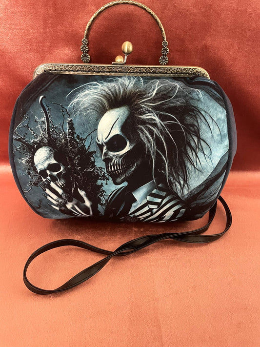 Sac Gothique Crane et Silhouette Spectrale – Accessoire Baroque en Velours Bleu Nuit- sac rétro dans un style beetle