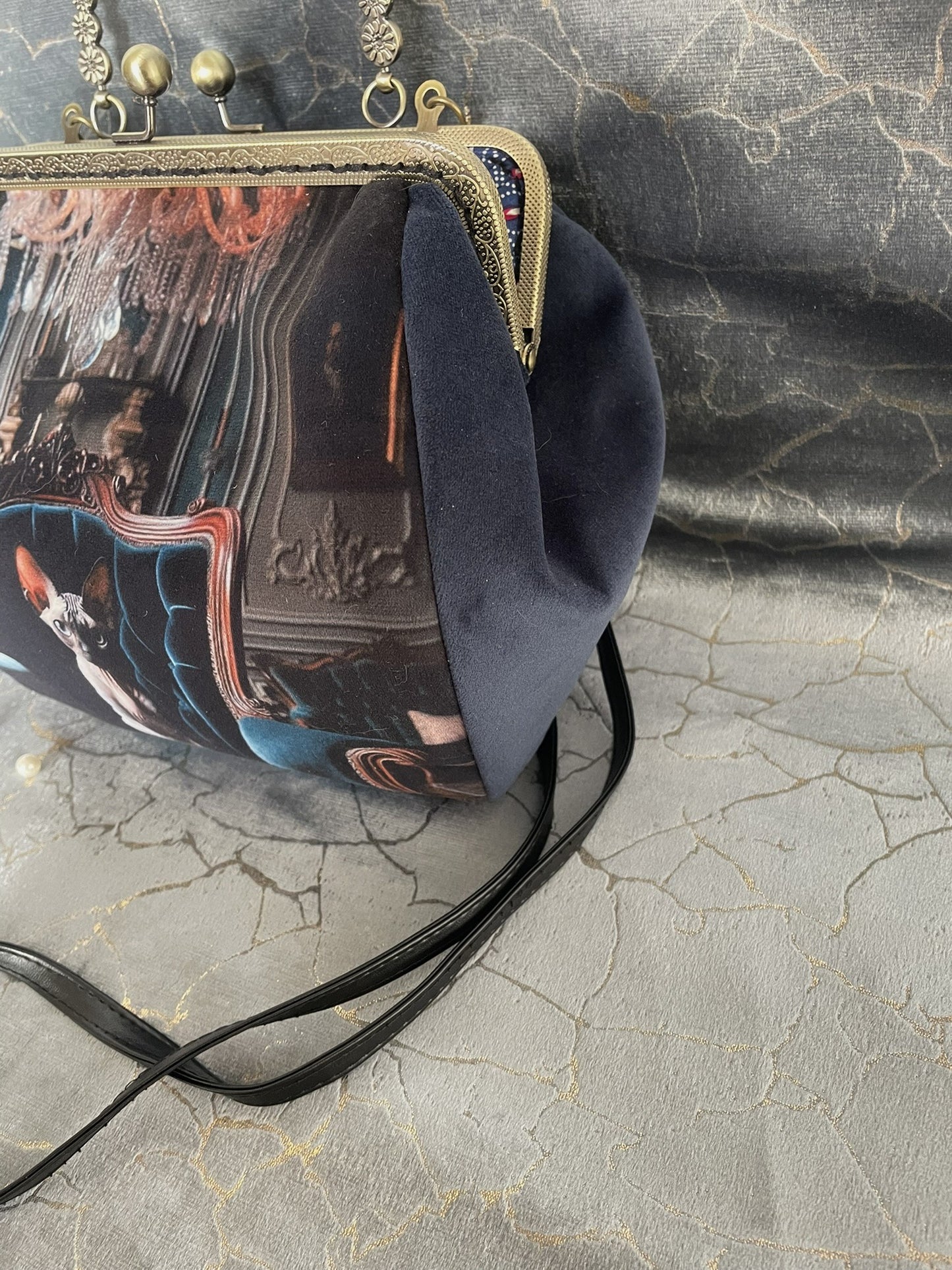 Sac Chat Sphynx en Velours Bleu Nuit – Sac Bandoulière Vintage Femme Illustré Baroque & Mystérieux