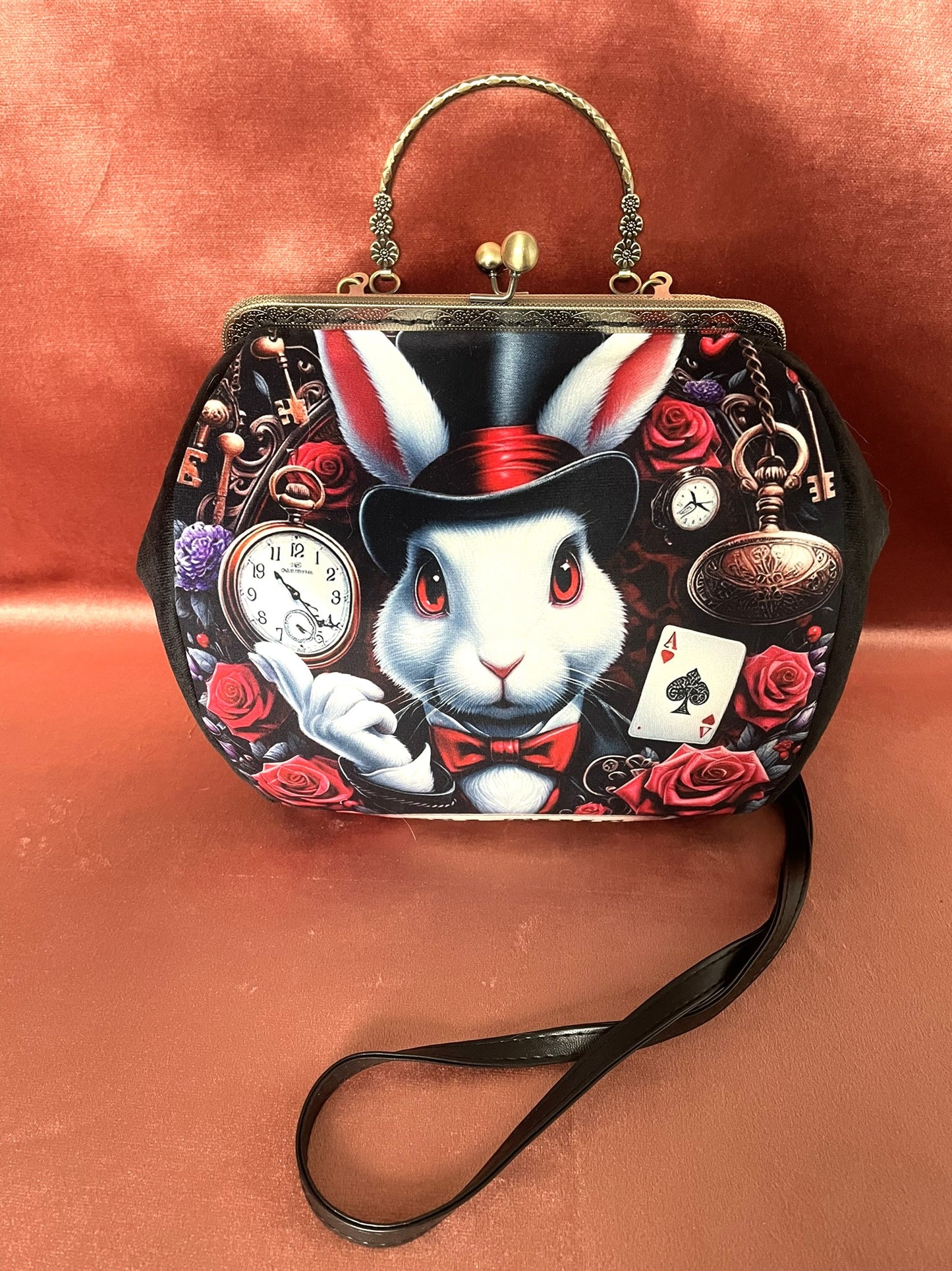 Sac Vintage Lapin Blanc Tea Time – Accessoire Alice au Pays des Merveilles en Velours Noir