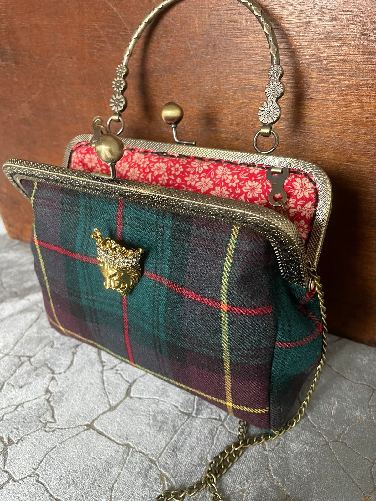 Pochette Rétro Tartan « Le Lion Couronné » – Fait Main  - Réservé