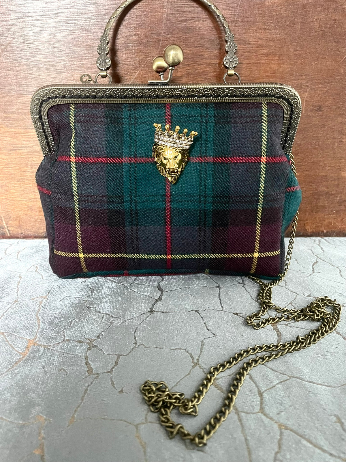Pochette Rétro Tartan « Le Lion Couronné » – Fait Main  - Réservé
