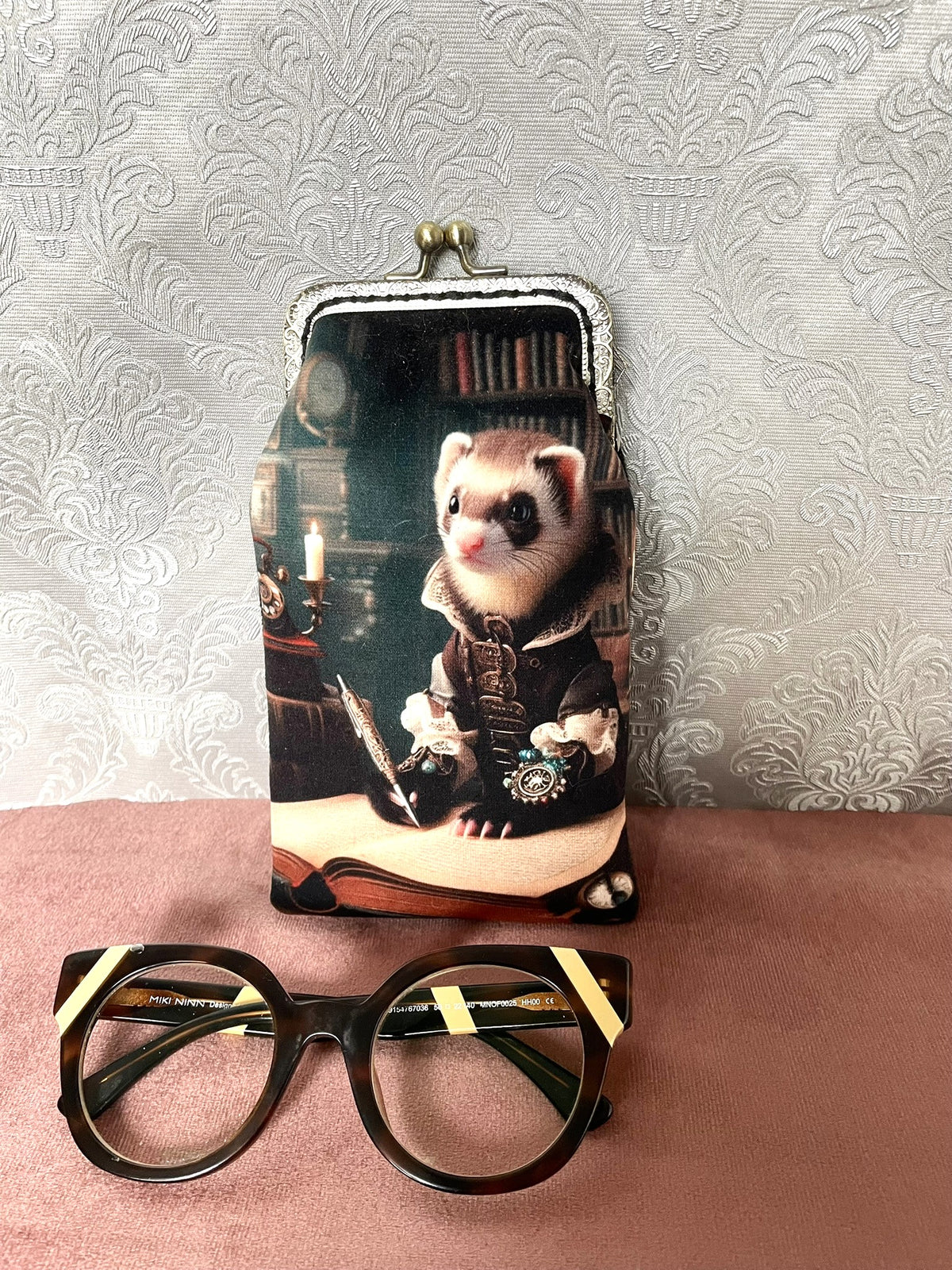 Étui à Lunettes Rétro Le Furet Écrivain – Velours Noir & Fermoir Couleur Bronze