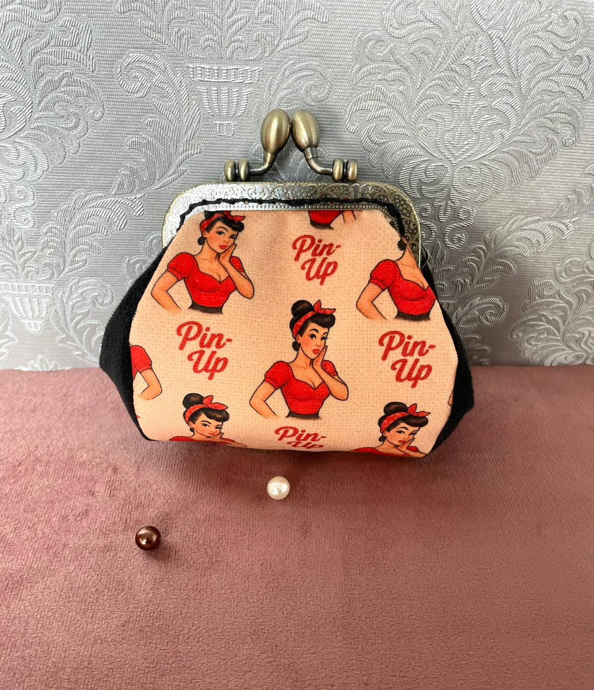 Porte-Monnaie Rétro Les Pin-Up – Velours Noir & Fermoir Couleur Bronze