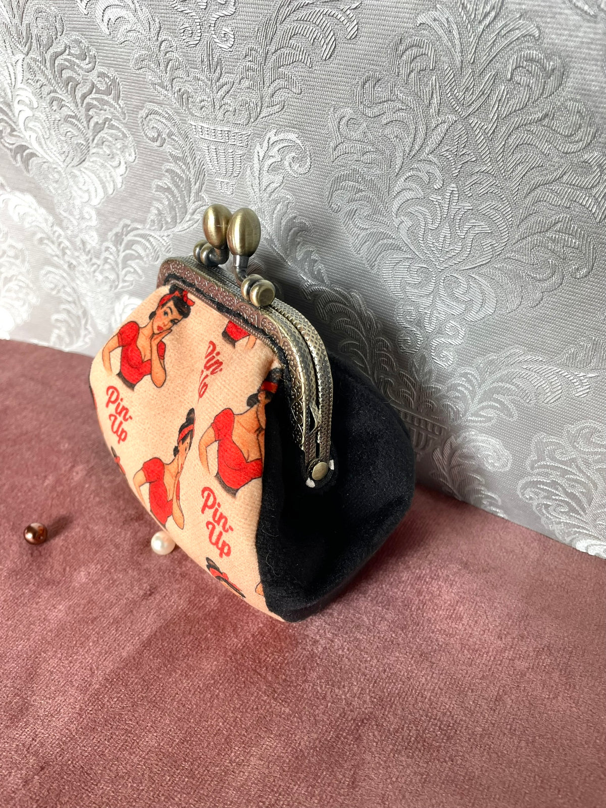 Porte-Monnaie Rétro Les Pin-Up – Velours Noir & Fermoir Couleur Bronze
