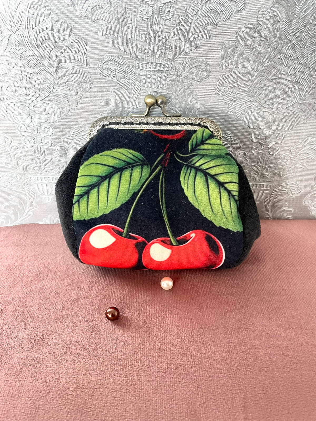 Porte-Monnaie Rétro Les Cerises Gourmandes – Velours Noir & Fermoir Couleur Bronze