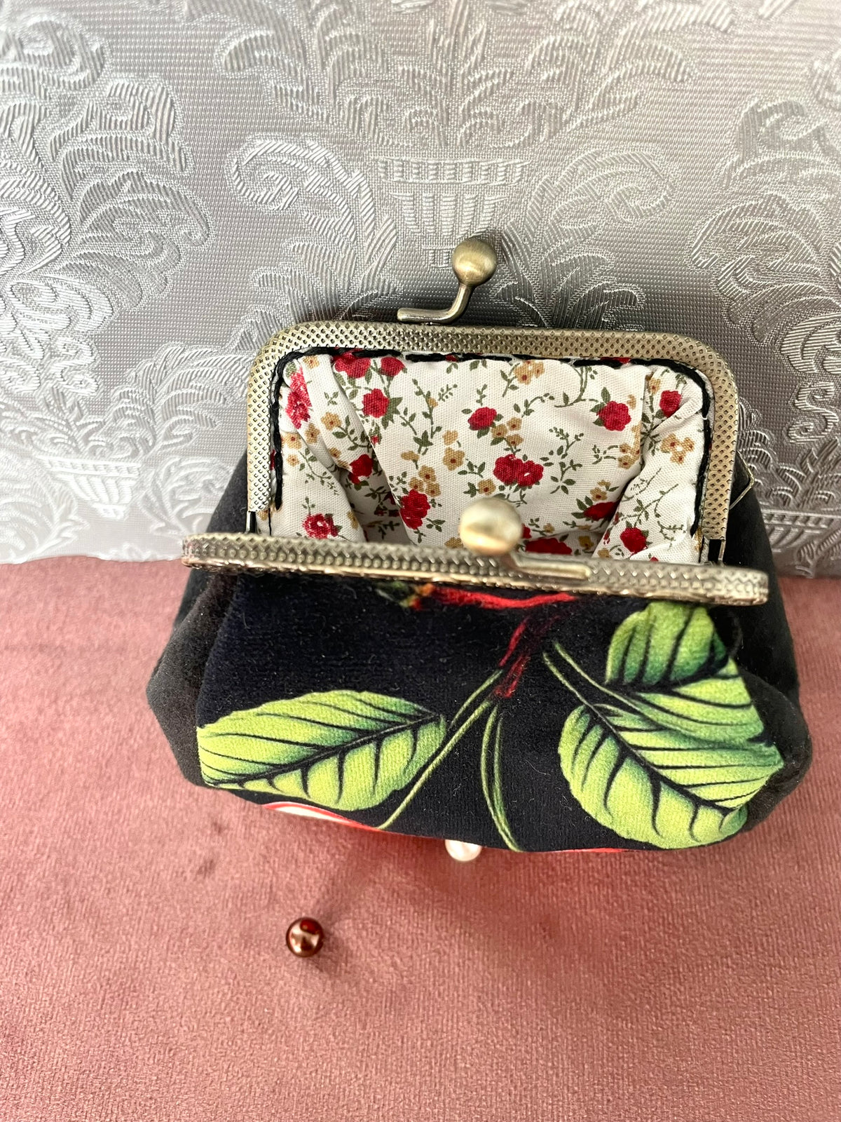 Porte-Monnaie Rétro Les Cerises Gourmandes – Velours Noir & Fermoir Couleur Bronze