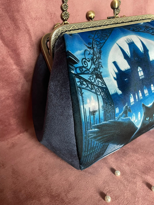 Sac Bijou Chat Noir Ailé & Château Enchanté | Velours Mystique – Le Comptoir de Suzanne