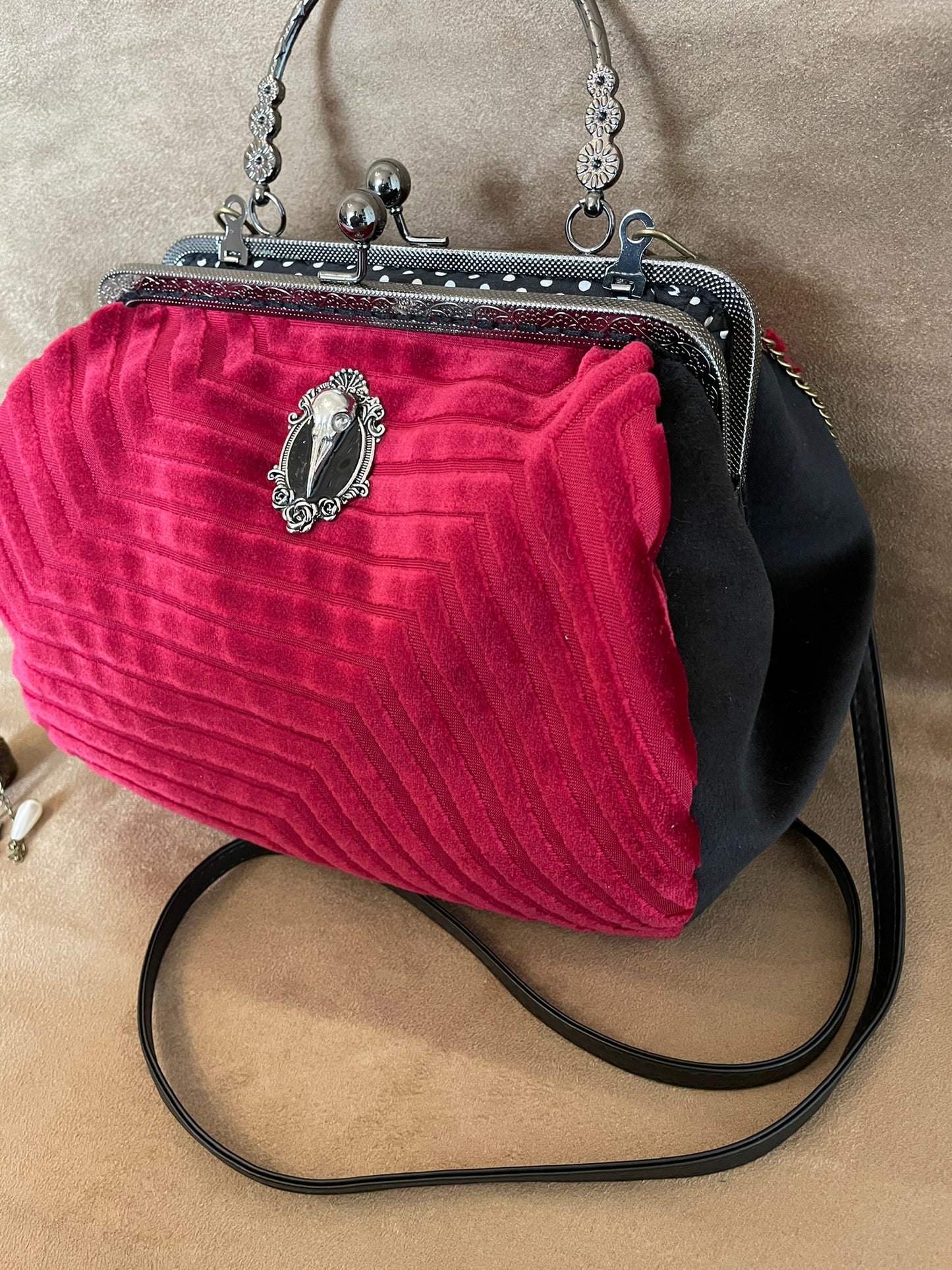 Sac « Élégance du Velours Rouge » – Charme Rétro et Âme Victorienne