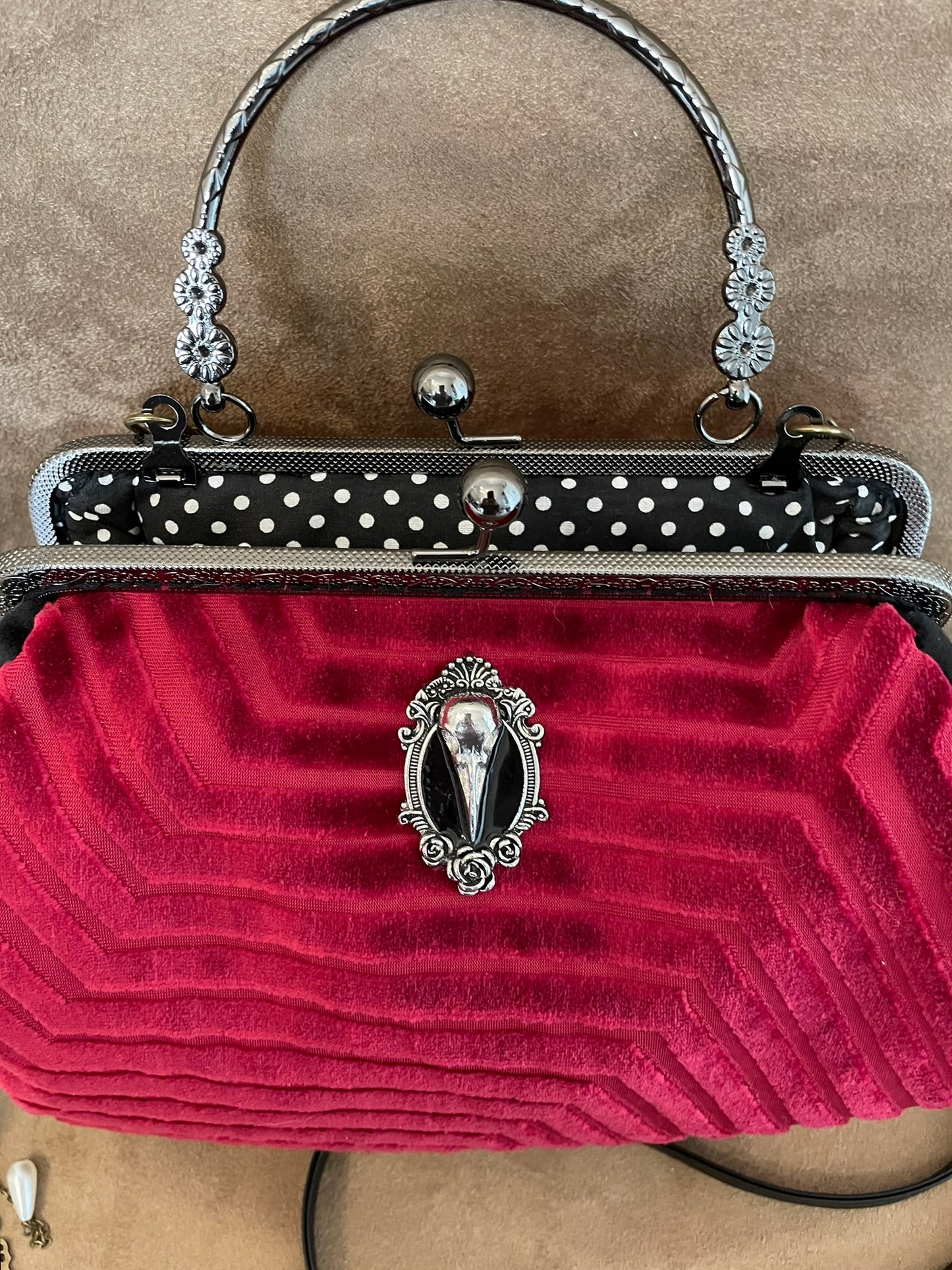 Sac « Élégance du Velours Rouge » – Charme Rétro et Âme Victorienne