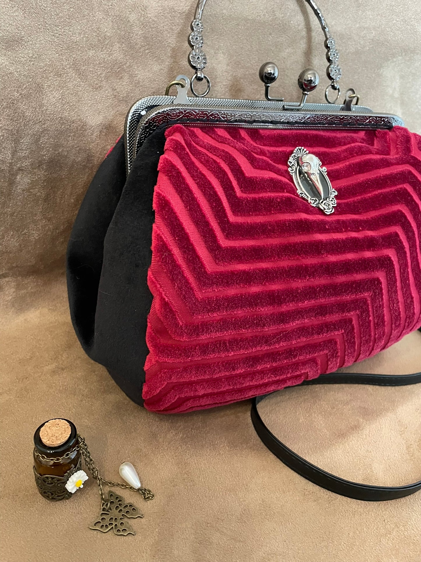 Sac « Élégance du Velours Rouge » – Charme Rétro et Âme Victorienne