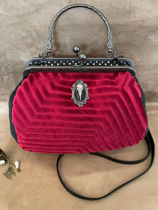 Sac « Élégance du Velours Rouge » – Charme Rétro et Âme Victorienne