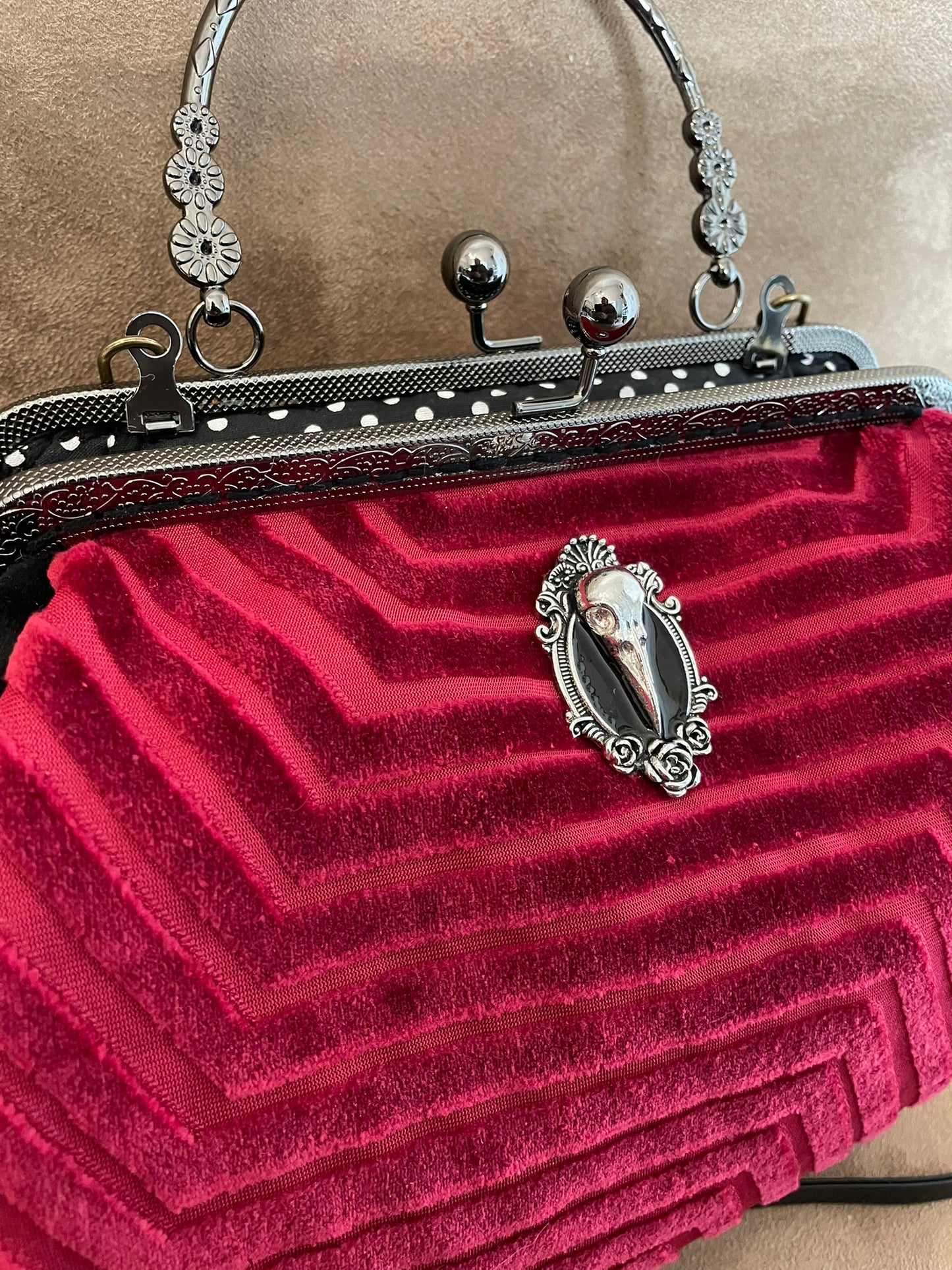 Sac « Élégance du Velours Rouge » – Charme Rétro et Âme Victorienne