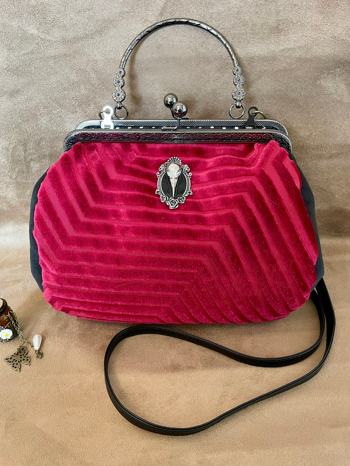 Sac « Élégance du Velours Rouge » – Charme Rétro et Âme Victorienne