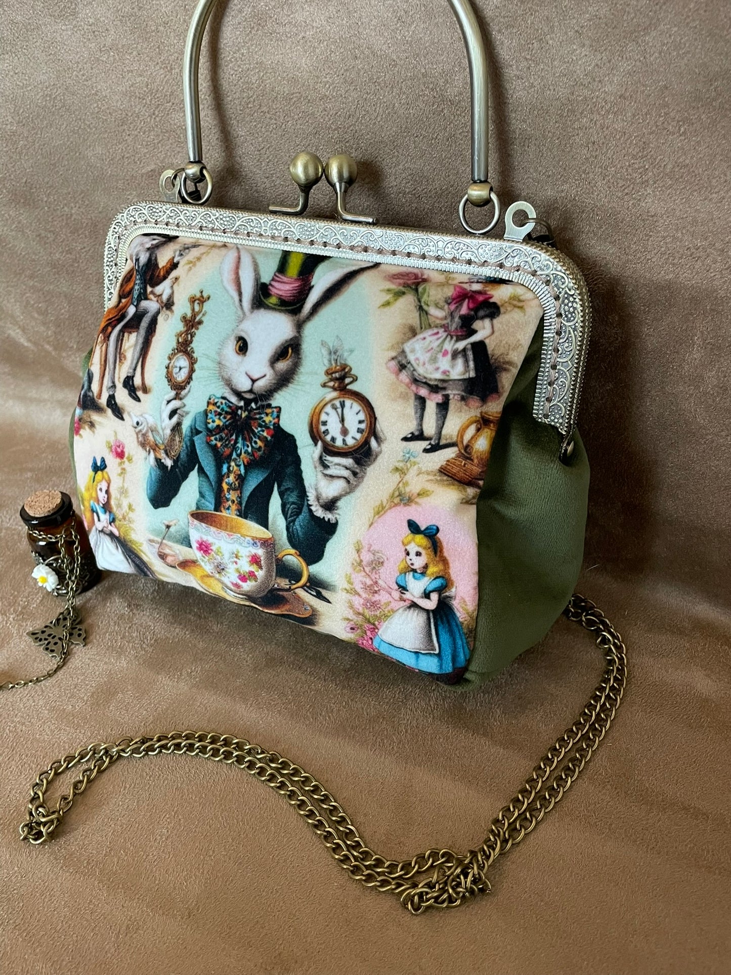 Clutch "Lapin du Temps" – Sac Steampunk Vintage inspiré d’Alice au Pays des Merveilles