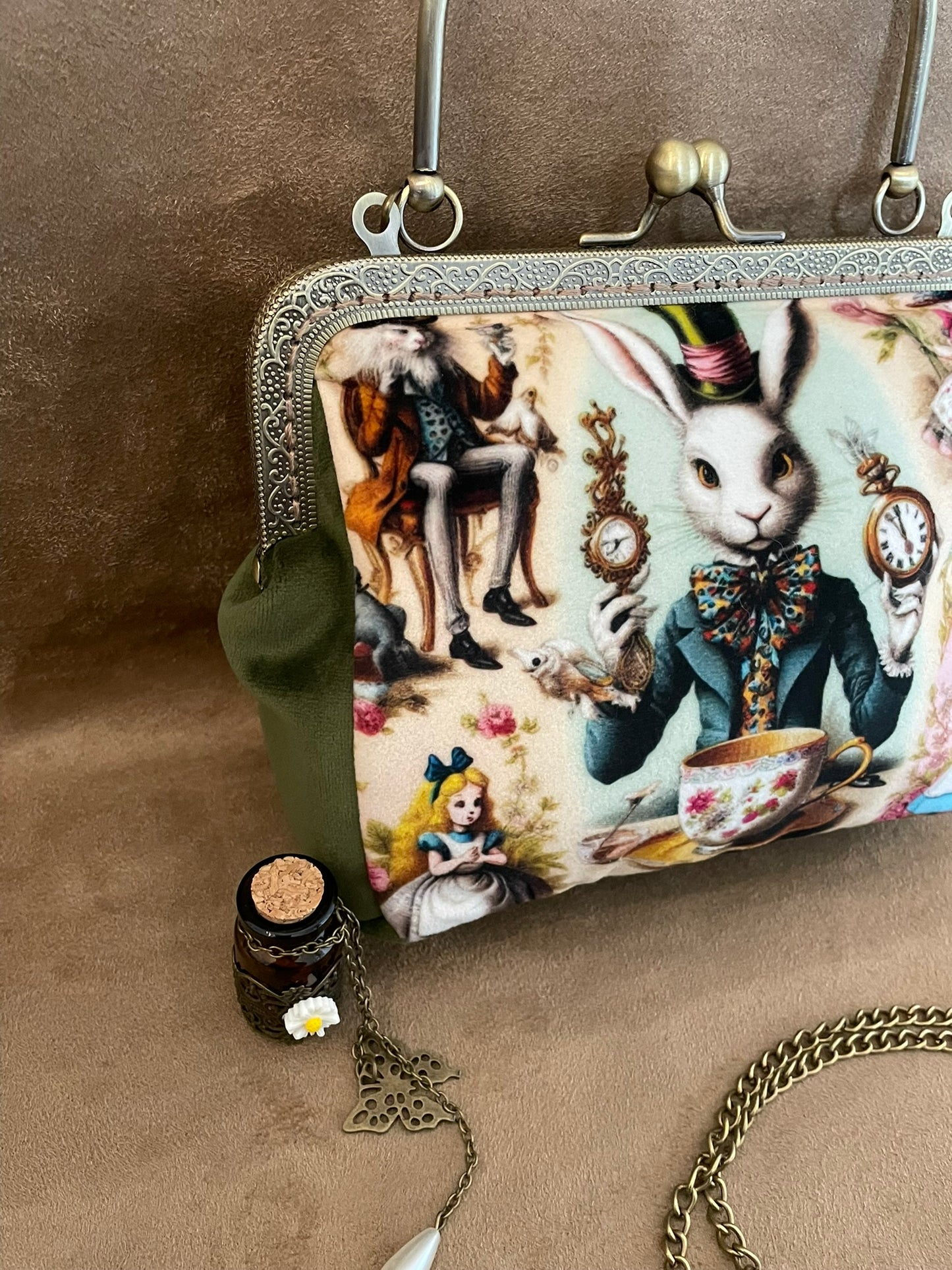 Clutch "Lapin du Temps" – Sac Steampunk Vintage inspiré d’Alice au Pays des Merveilles