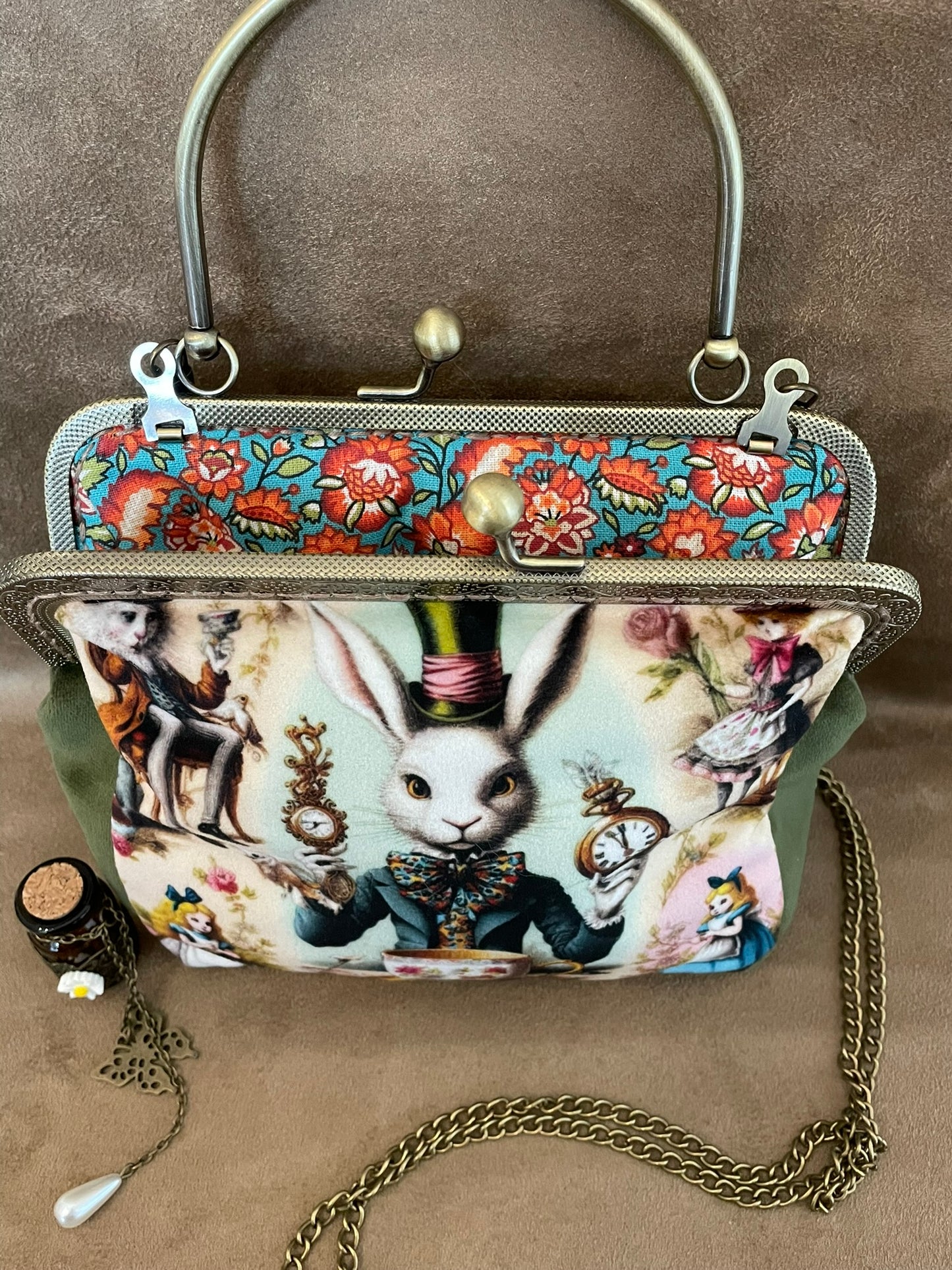 Clutch "Lapin du Temps" – Sac Steampunk Vintage inspiré d’Alice au Pays des Merveilles