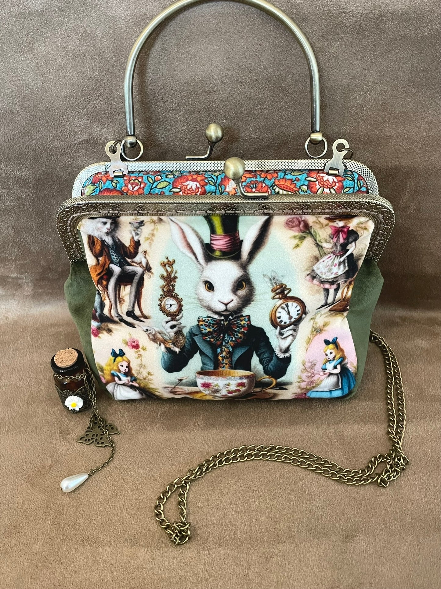 Clutch "Lapin du Temps" – Sac Steampunk Vintage inspiré d’Alice au Pays des Merveilles
