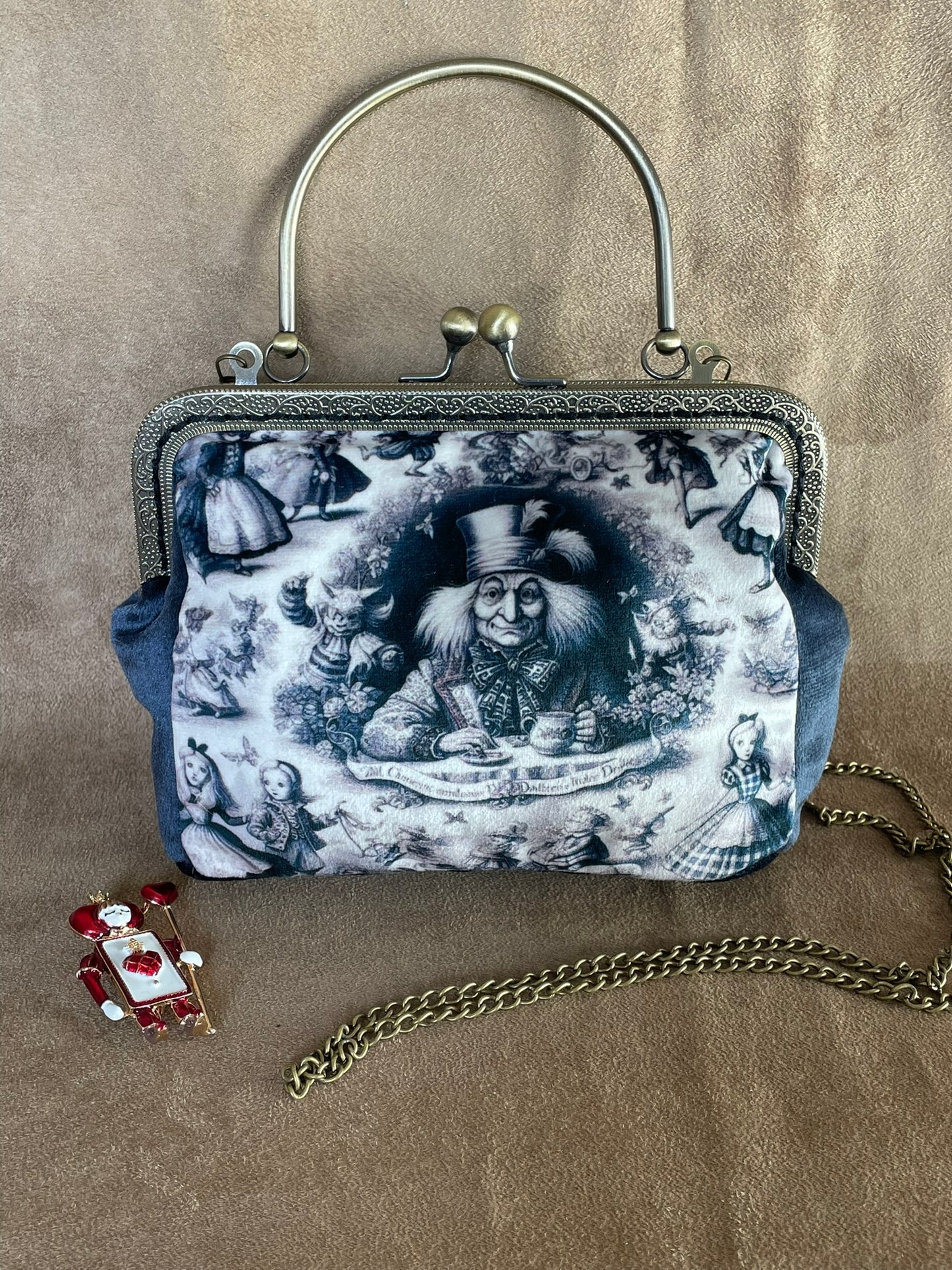 Clutch “Mad Hatter’s Tea Time” – Sac Vintage Illustré | Accessoire Poétique & Fantaisie Victorienne