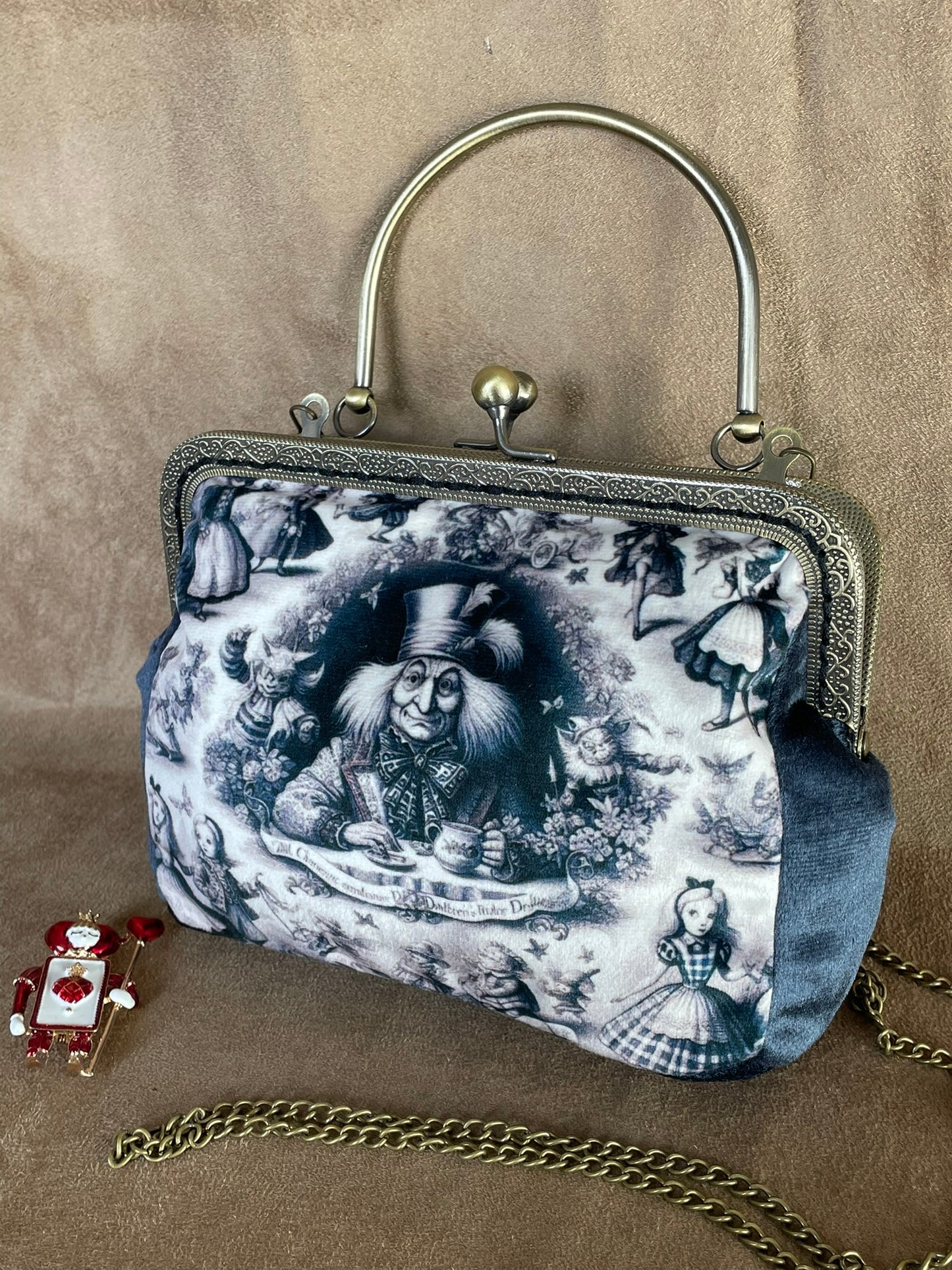 Clutch “Mad Hatter’s Tea Time” – Sac Vintage Illustré | Accessoire Poétique & Fantaisie Victorienne