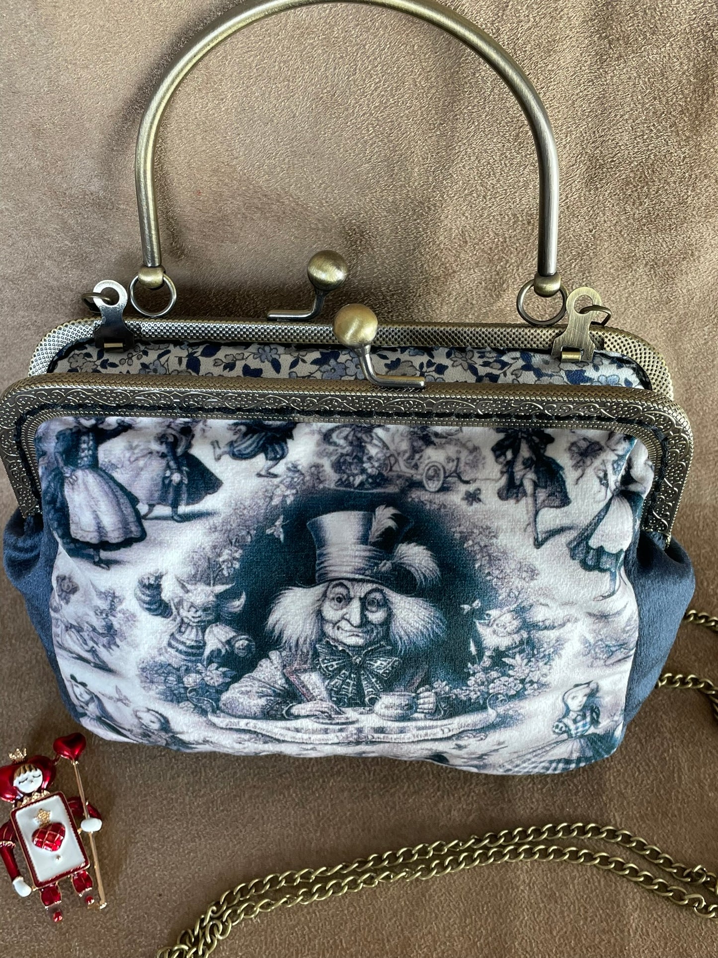Clutch “Mad Hatter’s Tea Time” – Sac Vintage Illustré | Accessoire Poétique & Fantaisie Victorienne