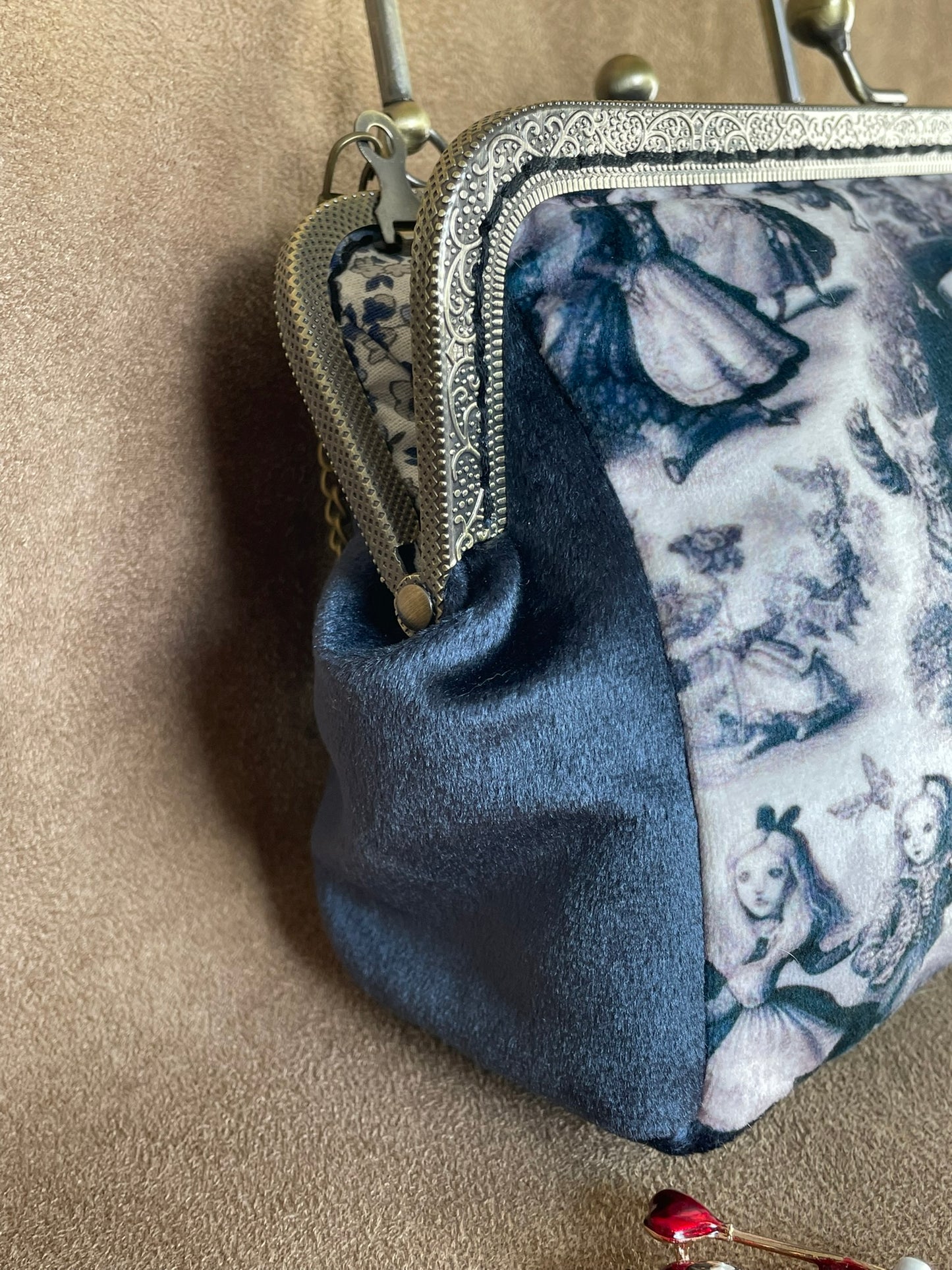 Clutch “Mad Hatter’s Tea Time” – Sac Vintage Illustré | Accessoire Poétique & Fantaisie Victorienne